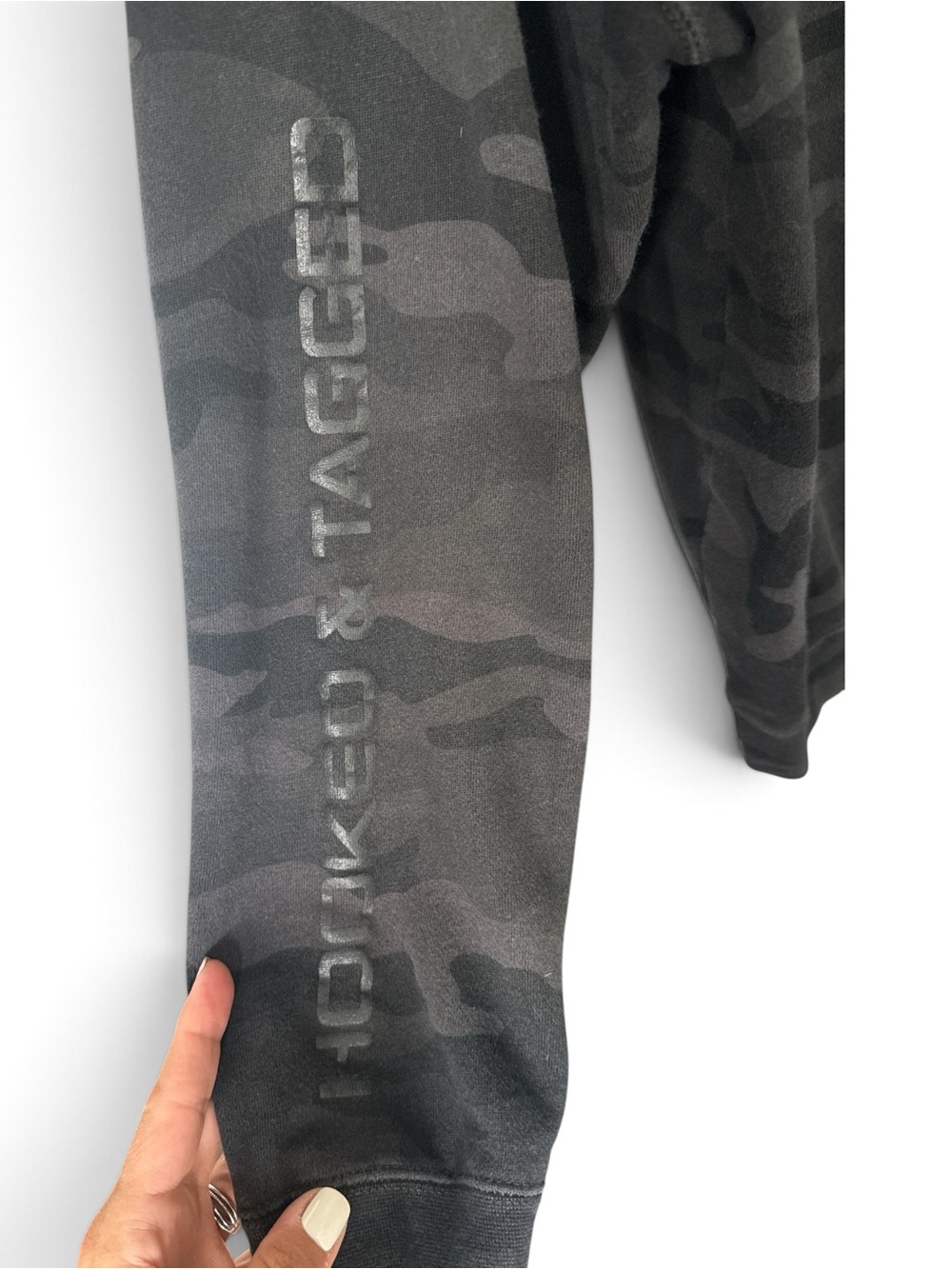 Hooked & Tagged Men’s Charcoal Gray Camo Pullover Hoodie Medium - Picture 5 of 5